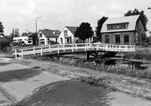 847562 Afbeelding van een voetgangersbrugje over de Kameriksche Wetering; aan de overzijde de panden Van Teylingenweg ...